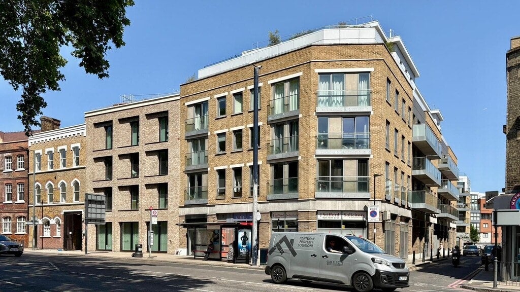 Flat Commercial Road in Greater London