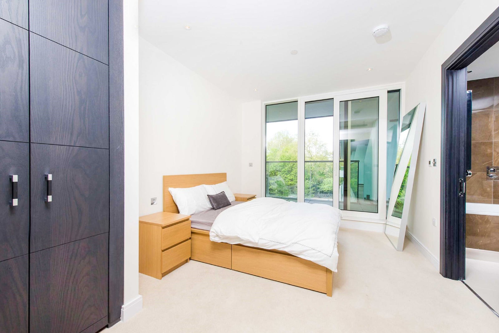 Flat Queenstown Road in Greater London