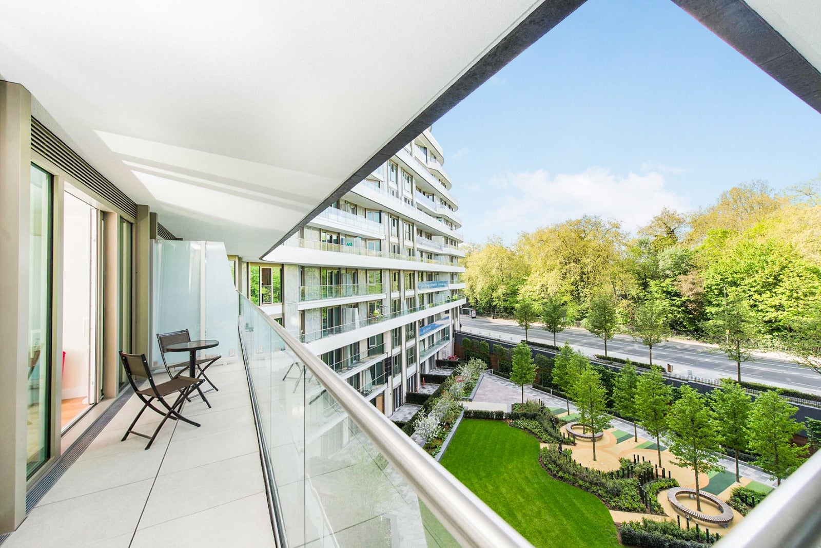 Flat Queenstown Road in Greater London