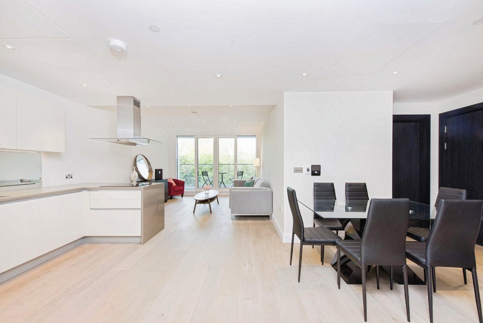 Flat Queenstown Road in Greater London