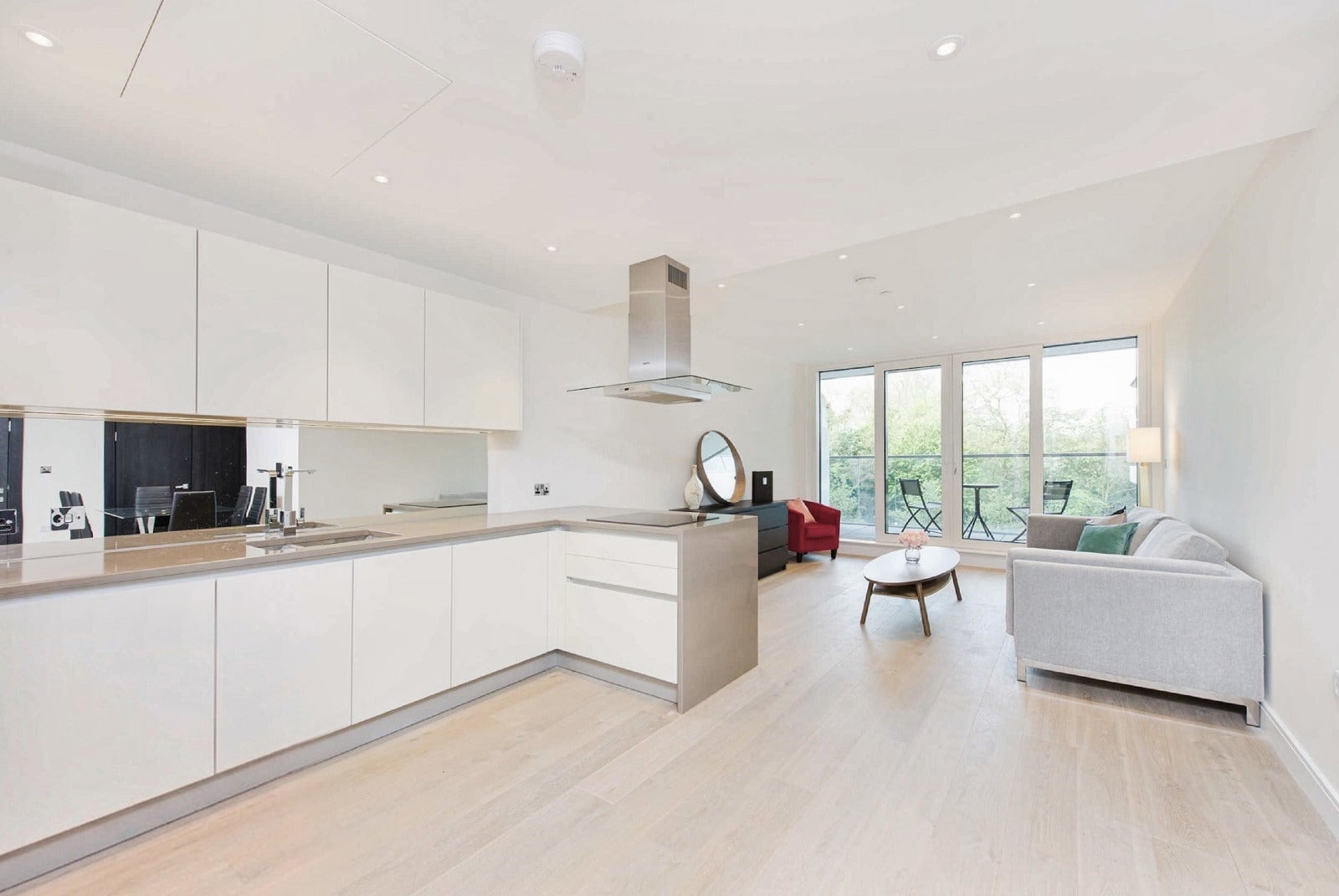 Flat Queenstown Road in Greater London