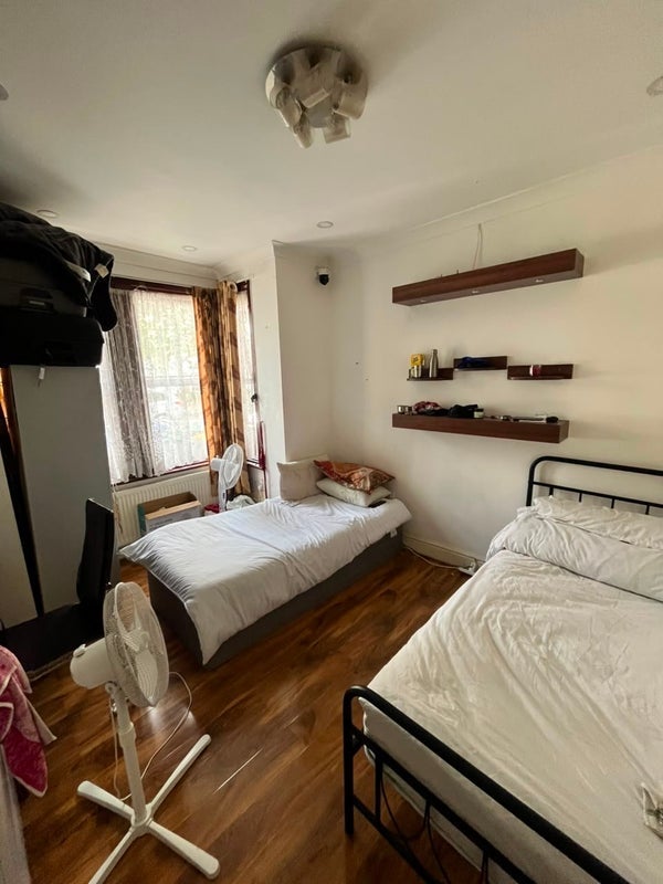 Room Kempton Road in Greater London