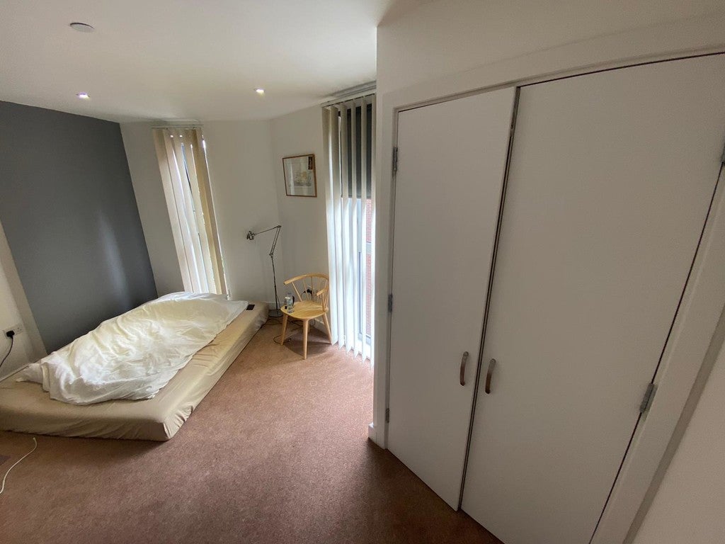 Flat Zenith Close in London