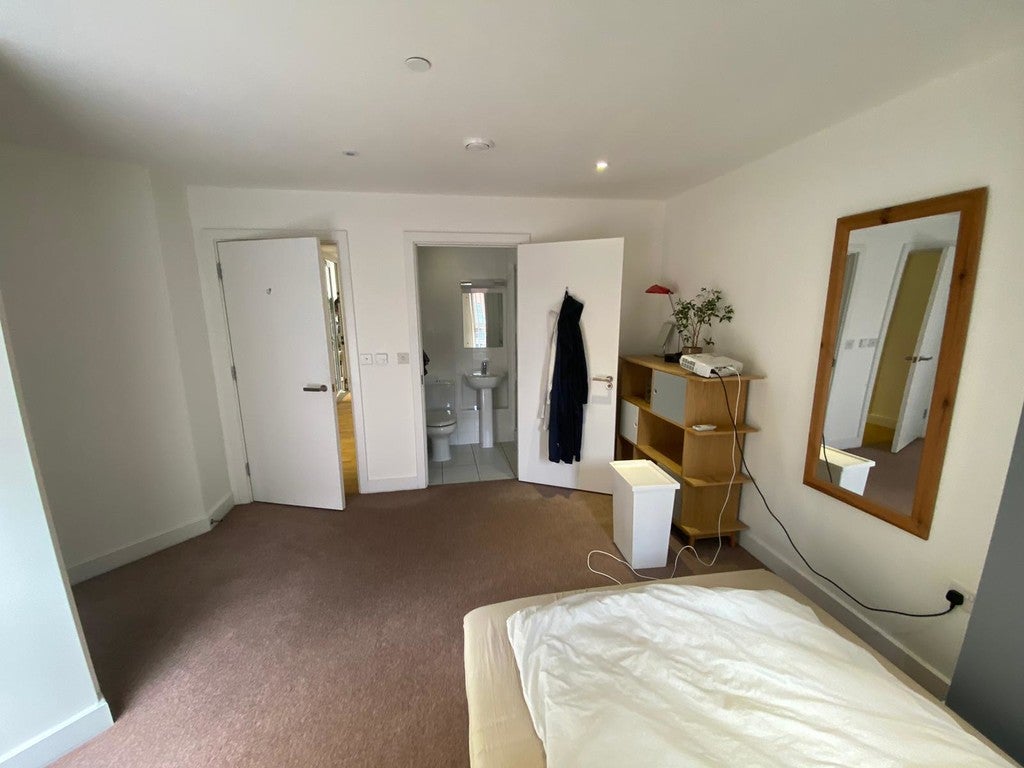 Flat Zenith Close in London