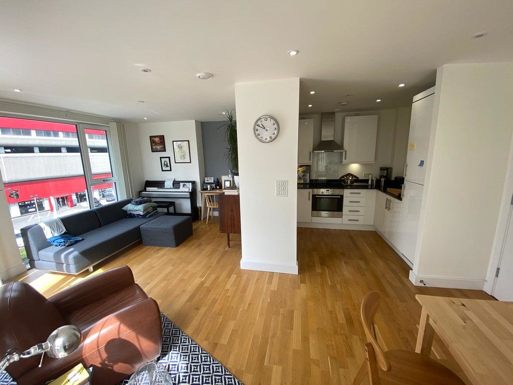 Flat Zenith Close in London