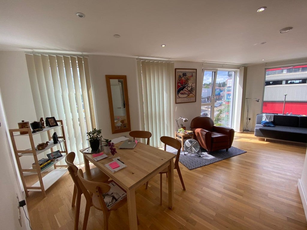 Flat Zenith Close in London
