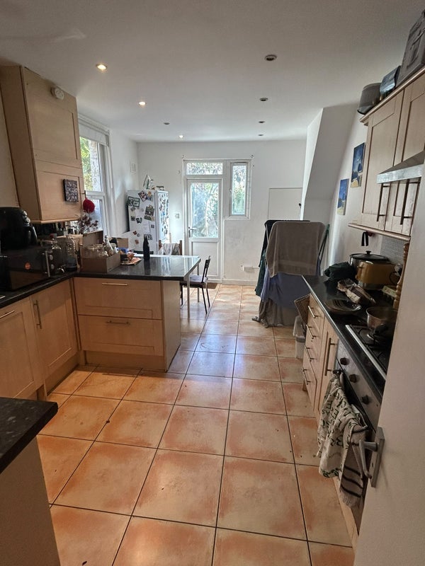 Room Whymark Avenue in Greater London