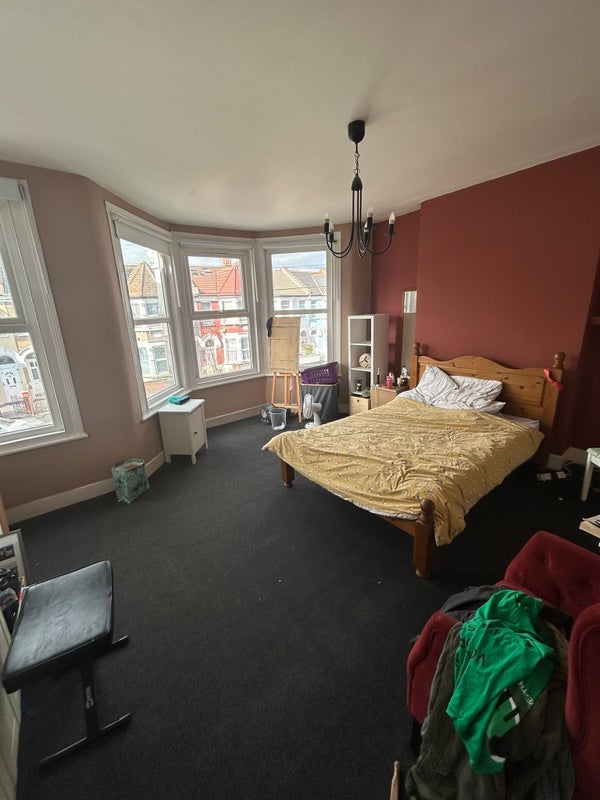 Room Whymark Avenue in Greater London