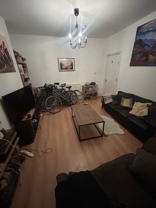 Room Whymark Avenue in Greater London