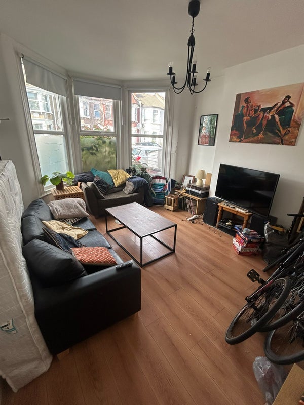 Room Whymark Avenue in Greater London