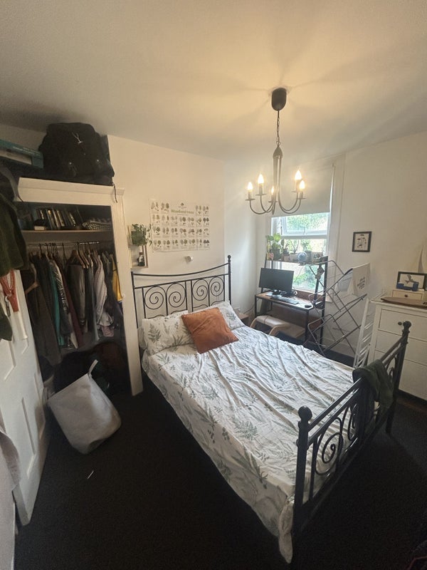 Room Whymark Avenue in Greater London