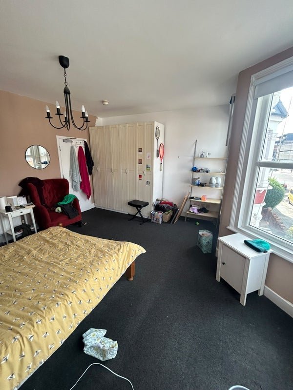 Room Whymark Avenue in Greater London