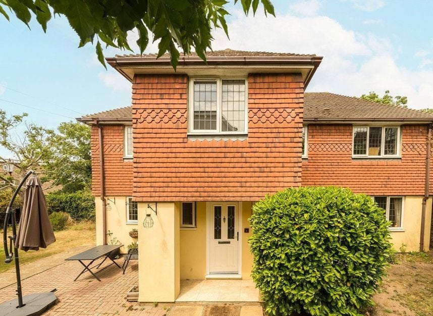 House Ferry Road in Elmbridge