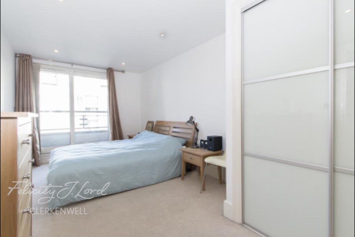 Flat Eagle Wharf Road in Greater London