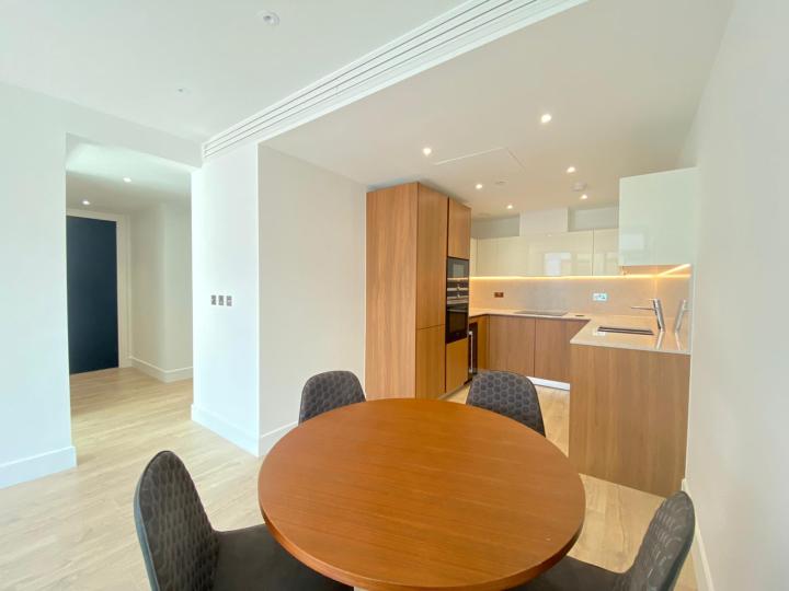 Flat Piazza Walk in Greater London