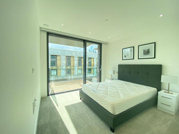 Flat Piazza Walk in Greater London
