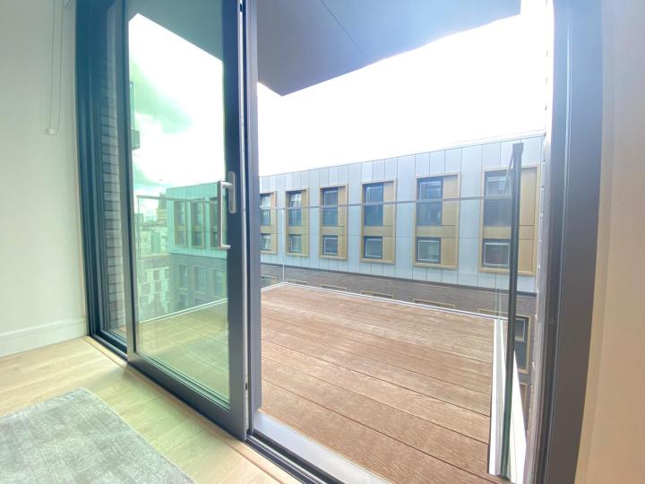 Flat Piazza Walk in Greater London