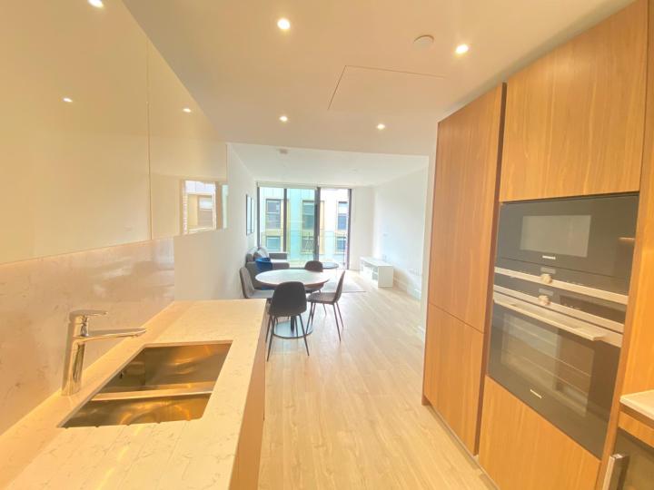 Flat Piazza Walk in Greater London