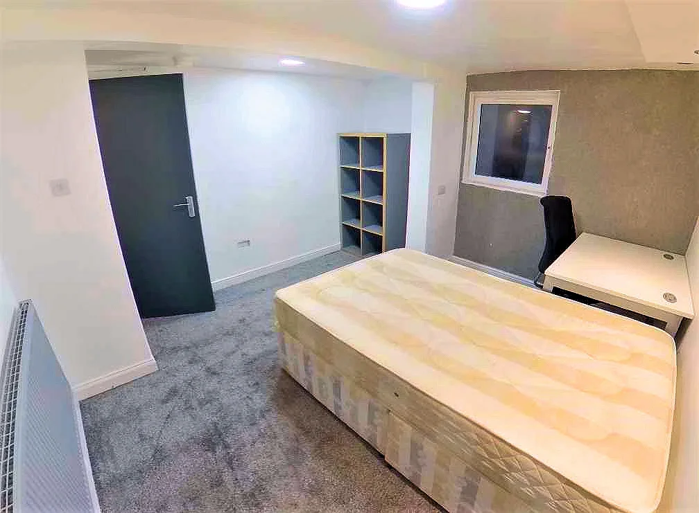 Room Back Harold Grove in Leeds