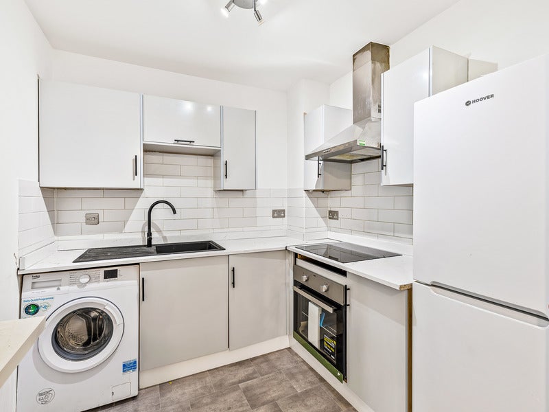 Flat Chaldon Road in Caterham on the Hill