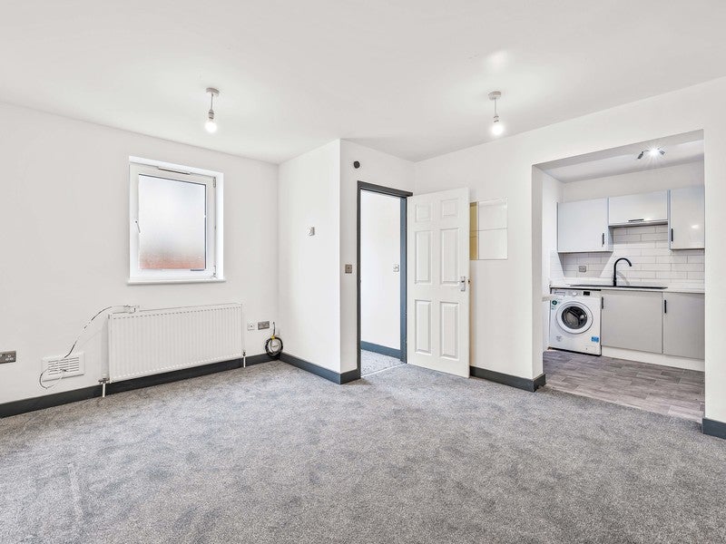 Flat Chaldon Road in Caterham on the Hill