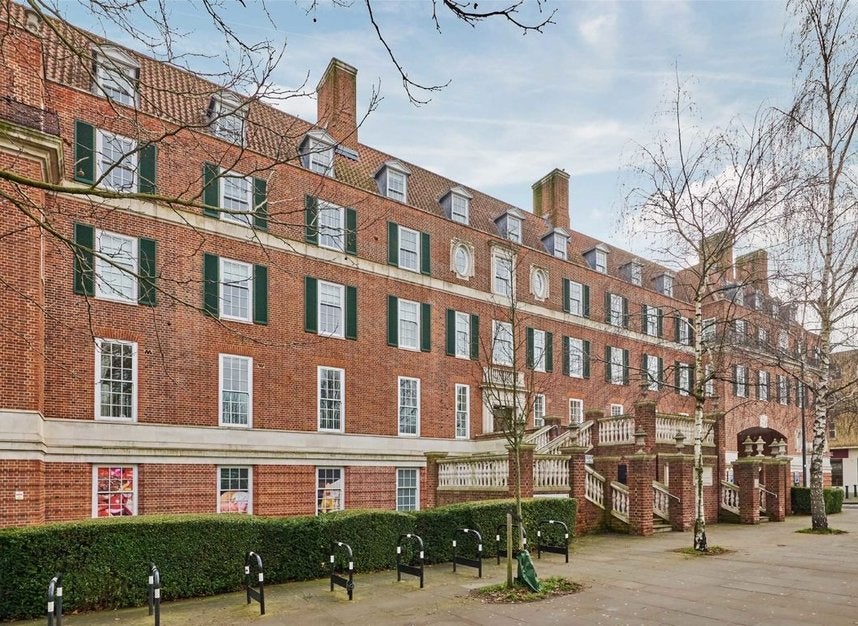 Flat Englewood Road in Greater London