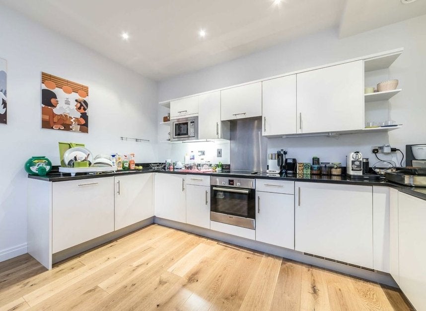 Flat Englewood Road in Greater London