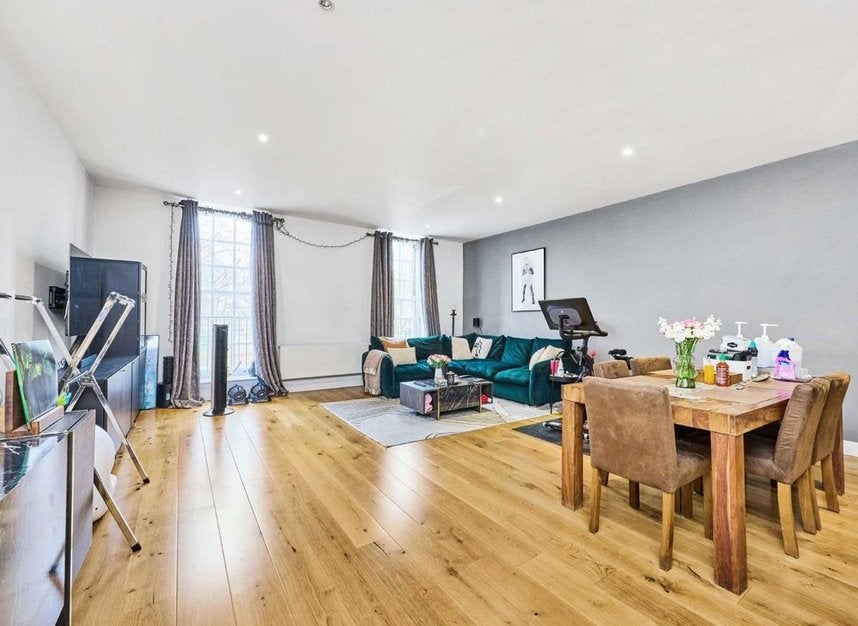 Flat Englewood Road in Greater London