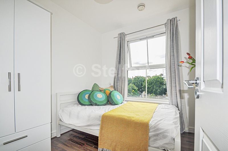 Flat Jackson Road in Greater London