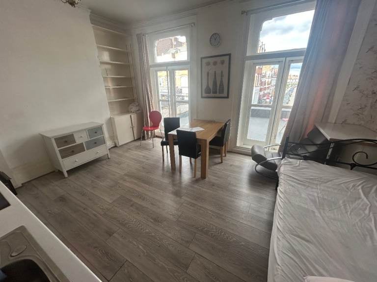 Flat Goldhawk Road in Greater London
