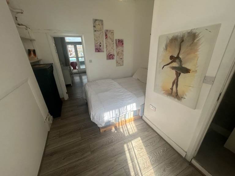 Flat Goldhawk Road in Greater London