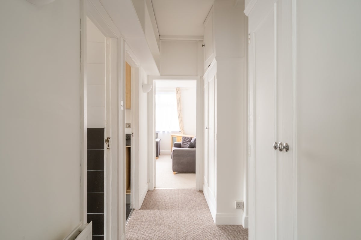 Flat Crescent Grove in Greater London