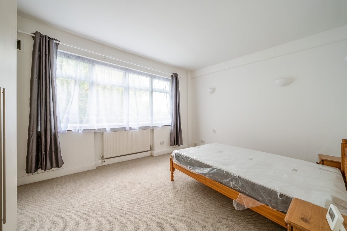 Flat Crescent Grove in Greater London