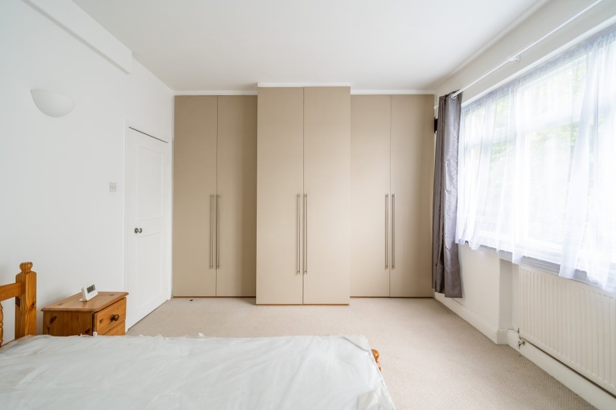 Flat Crescent Grove in Greater London