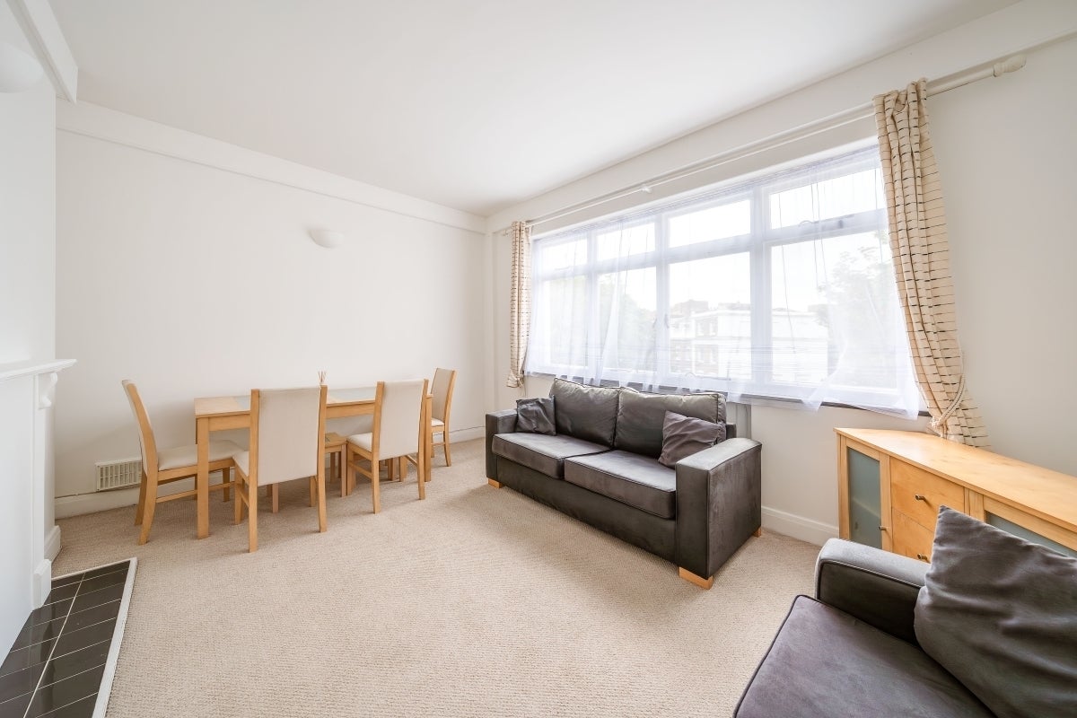 Flat Crescent Grove in Greater London