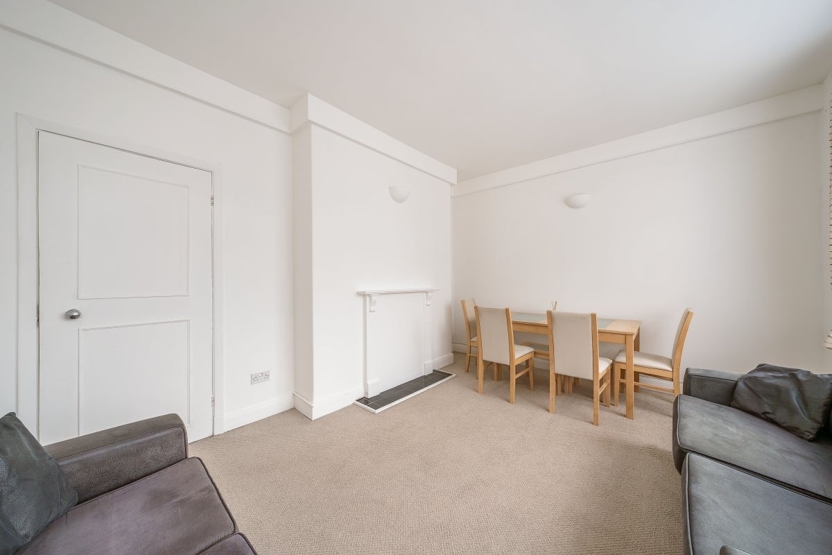 Flat Crescent Grove in Greater London