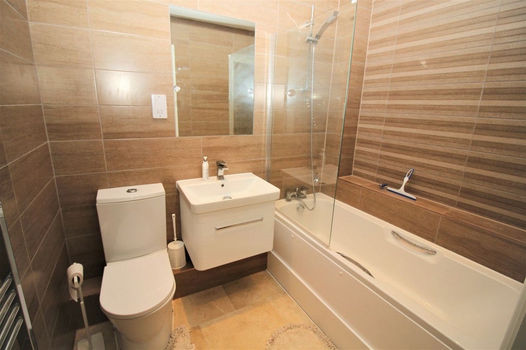 Flat Roe Green Lane in Welwyn Hatfield