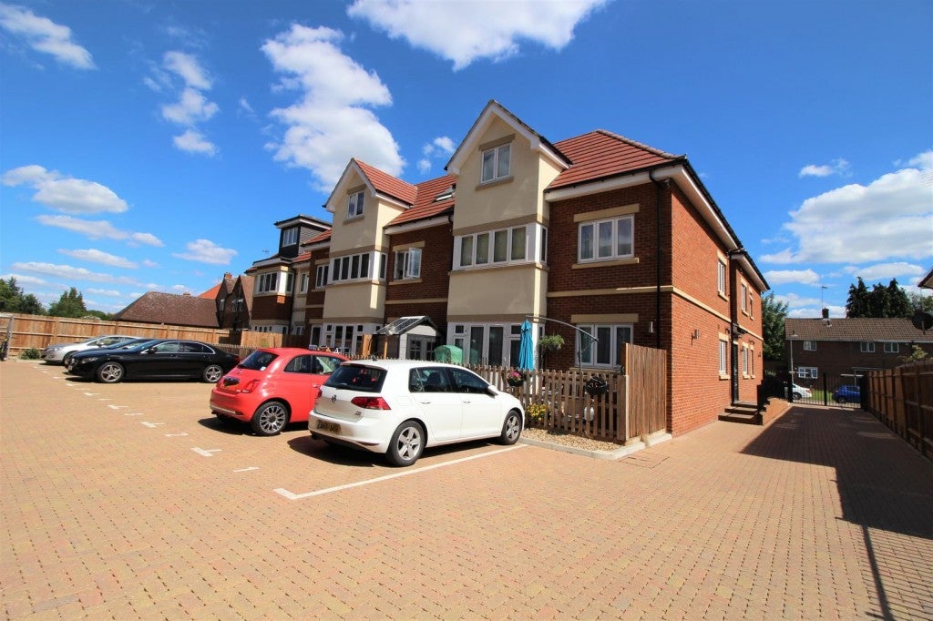 Flat Roe Green Lane in Welwyn Hatfield