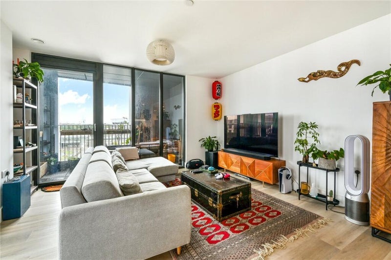 Room Marshgate Lane in Greater London
