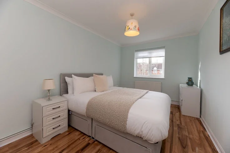 Flat Eagle Drive in Greater London