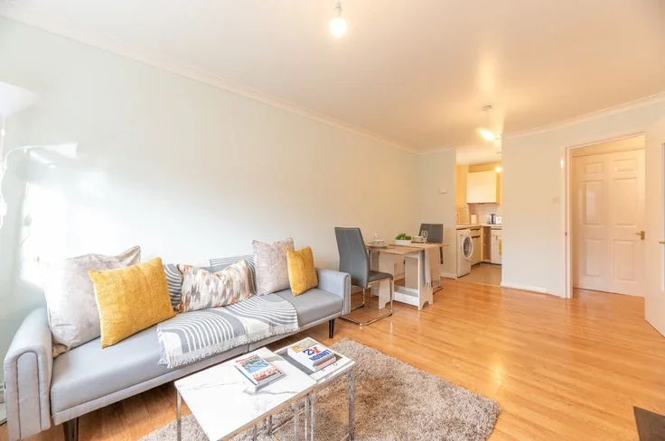 Flat Eagle Drive in Greater London