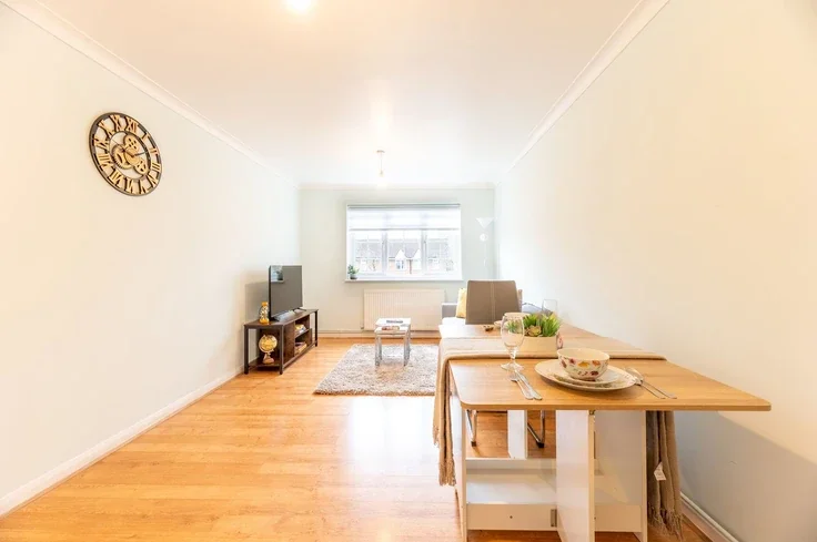 Flat Eagle Drive in Greater London