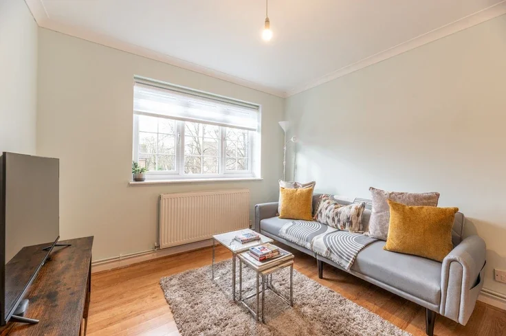 Flat Eagle Drive in Greater London