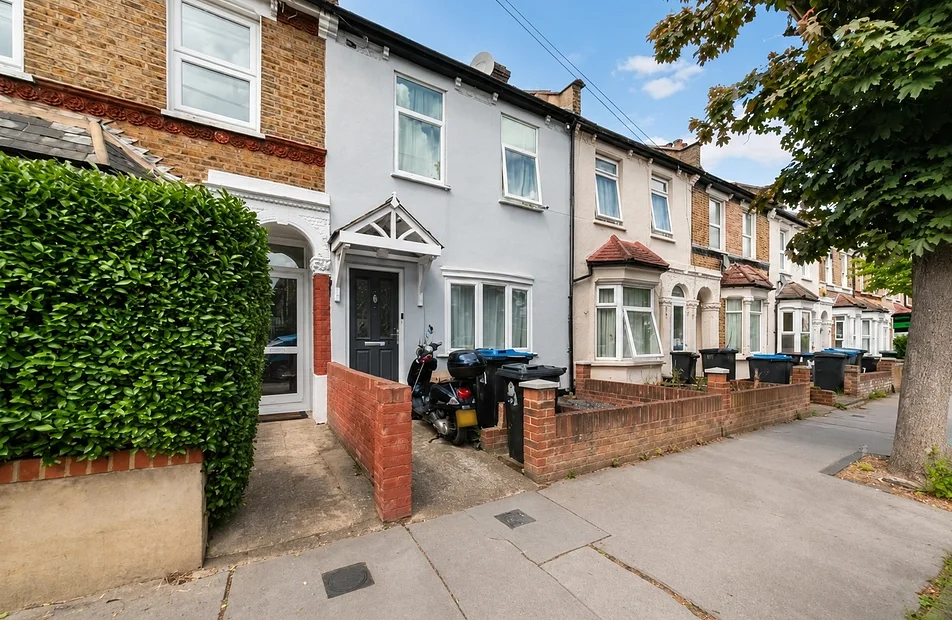 House Sandown Road in Greater London