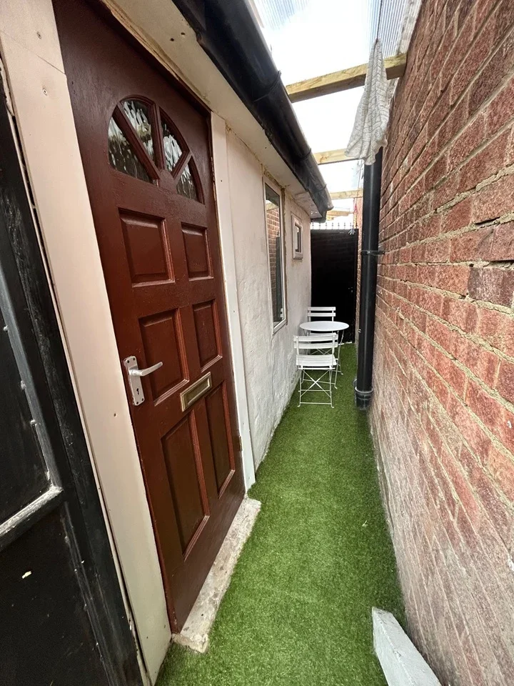 Flat Norman Avenue in Greater London
