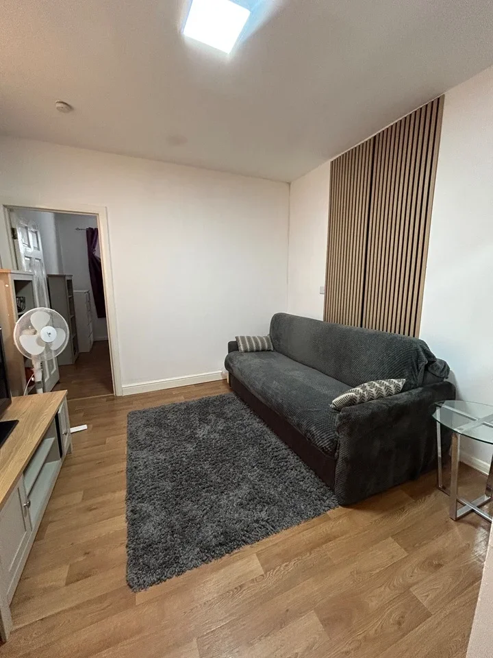 Flat Norman Avenue in Greater London