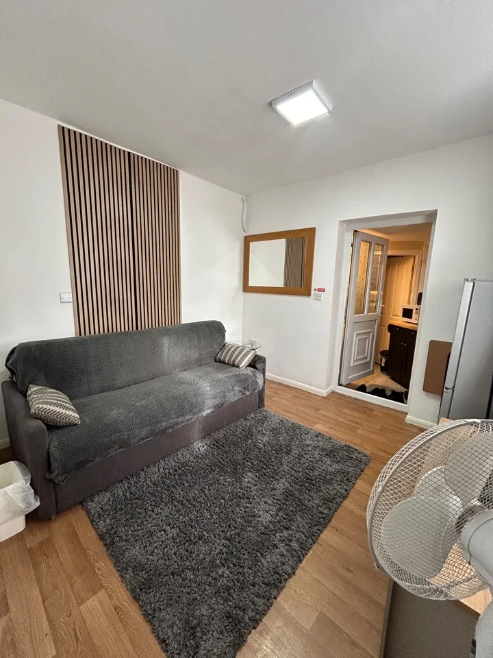 Flat Norman Avenue in Greater London
