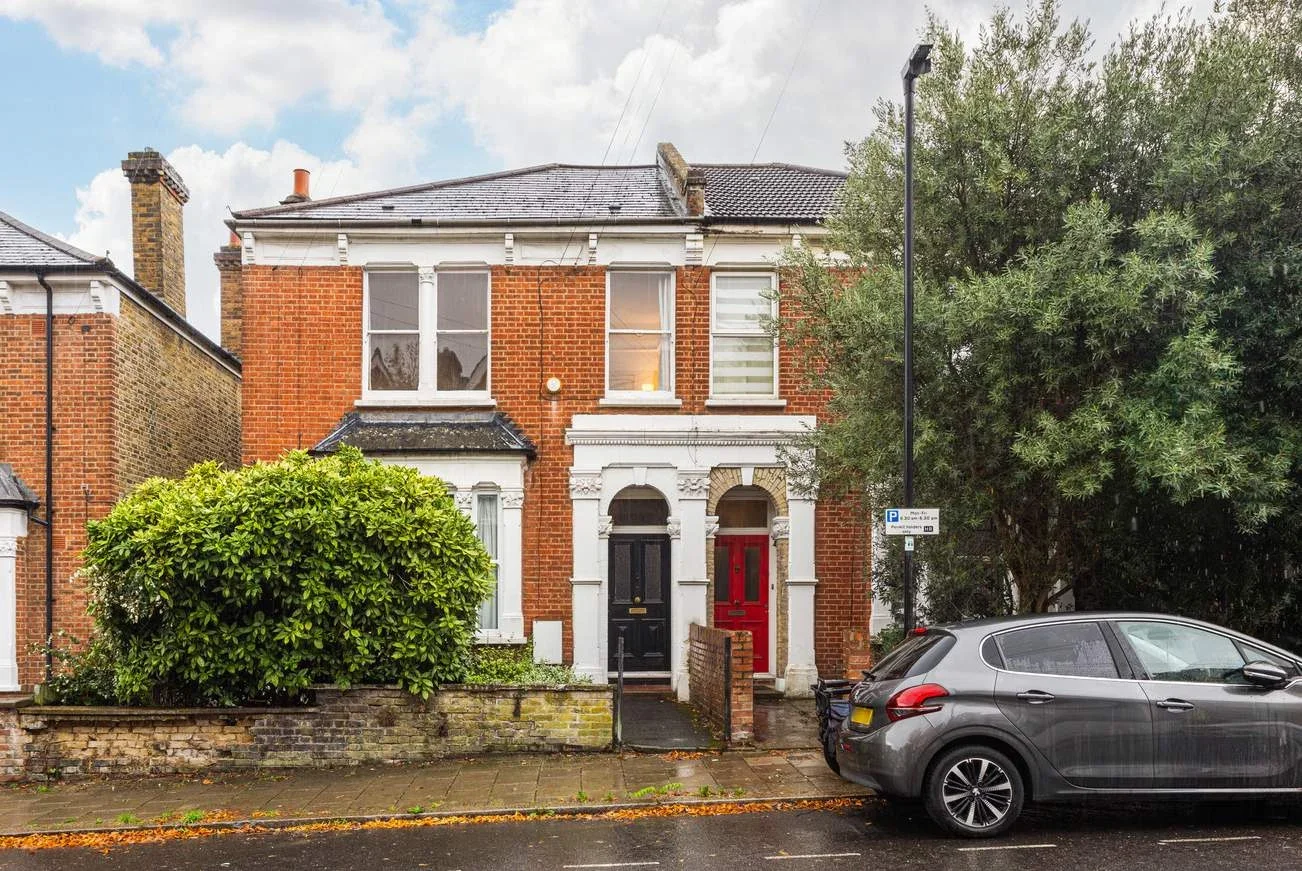 Flat Deronda Road in Greater London