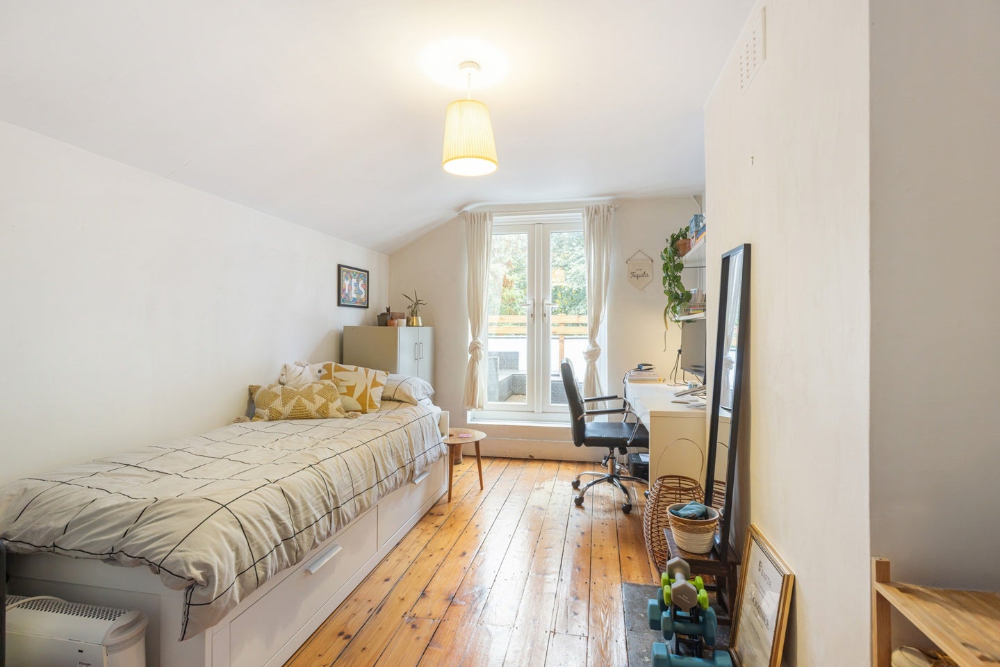 Flat Deronda Road in Greater London