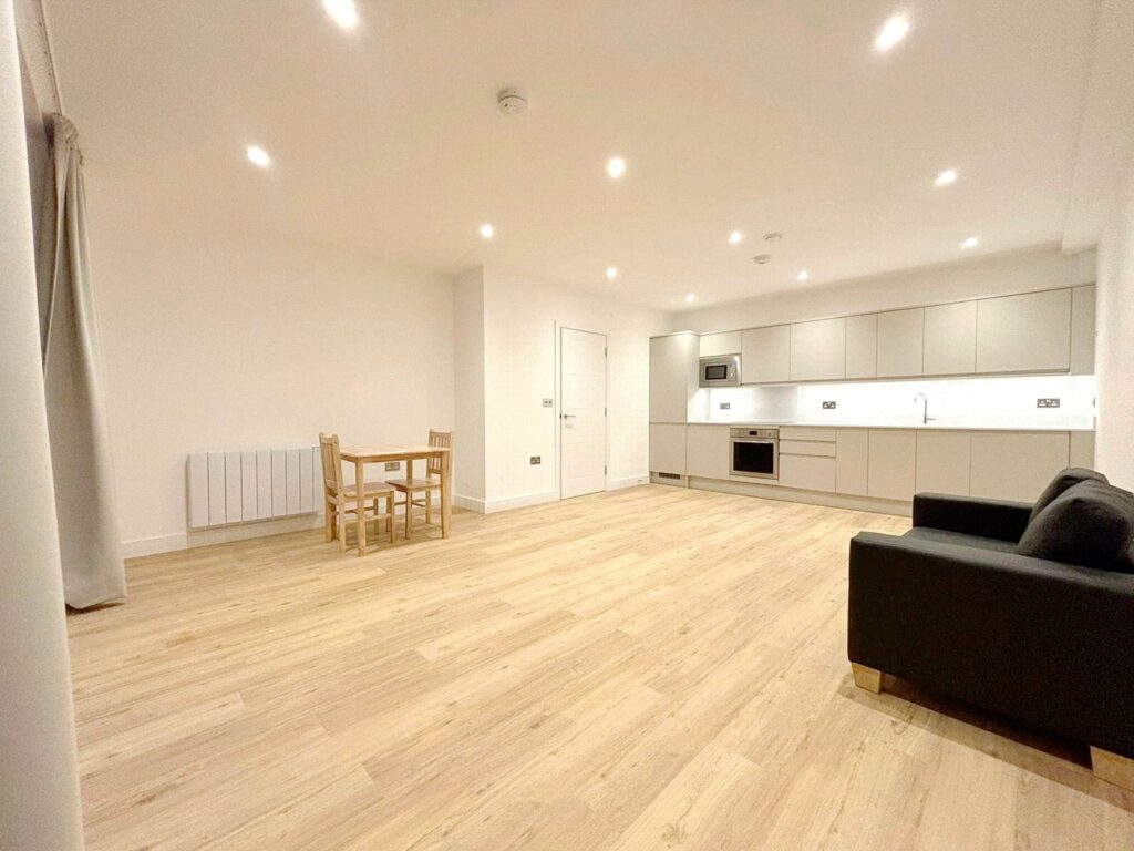 Flat Farnborough Road in Rushmoor
